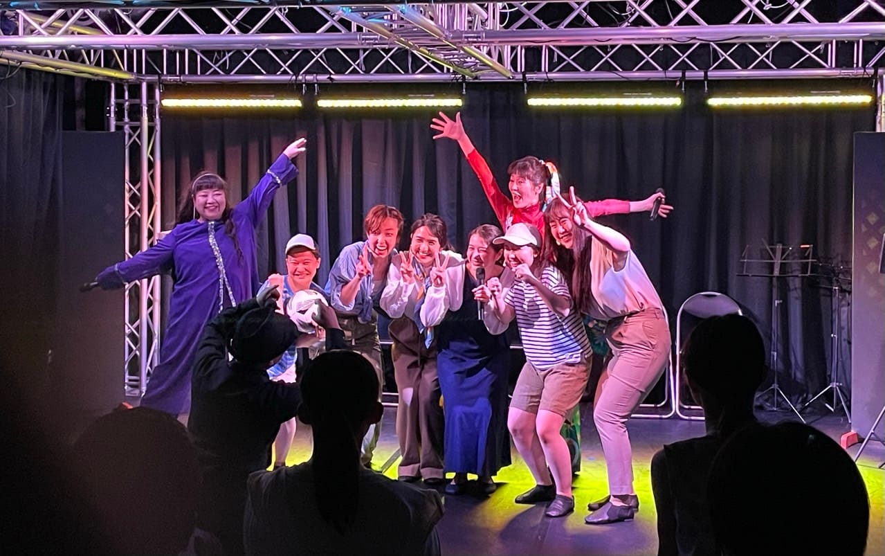 カーテンコールで客席へピースサインを向ける出演者たち｜劇団カスタリア10周年記念ガラ・コンサート