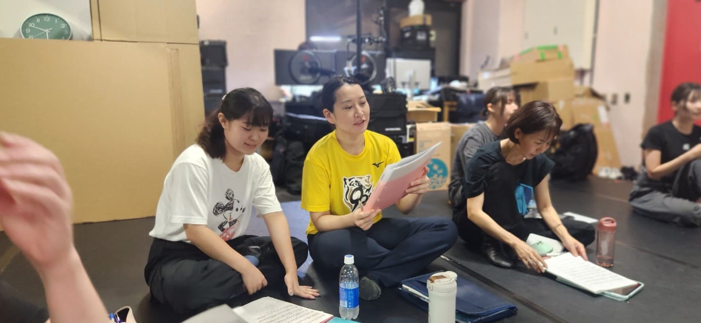 床に座り、譜面を見ながら歌詞とメロディーを確かめる出演者たち｜劇団カスタリア「清子と桃香」歌稽古