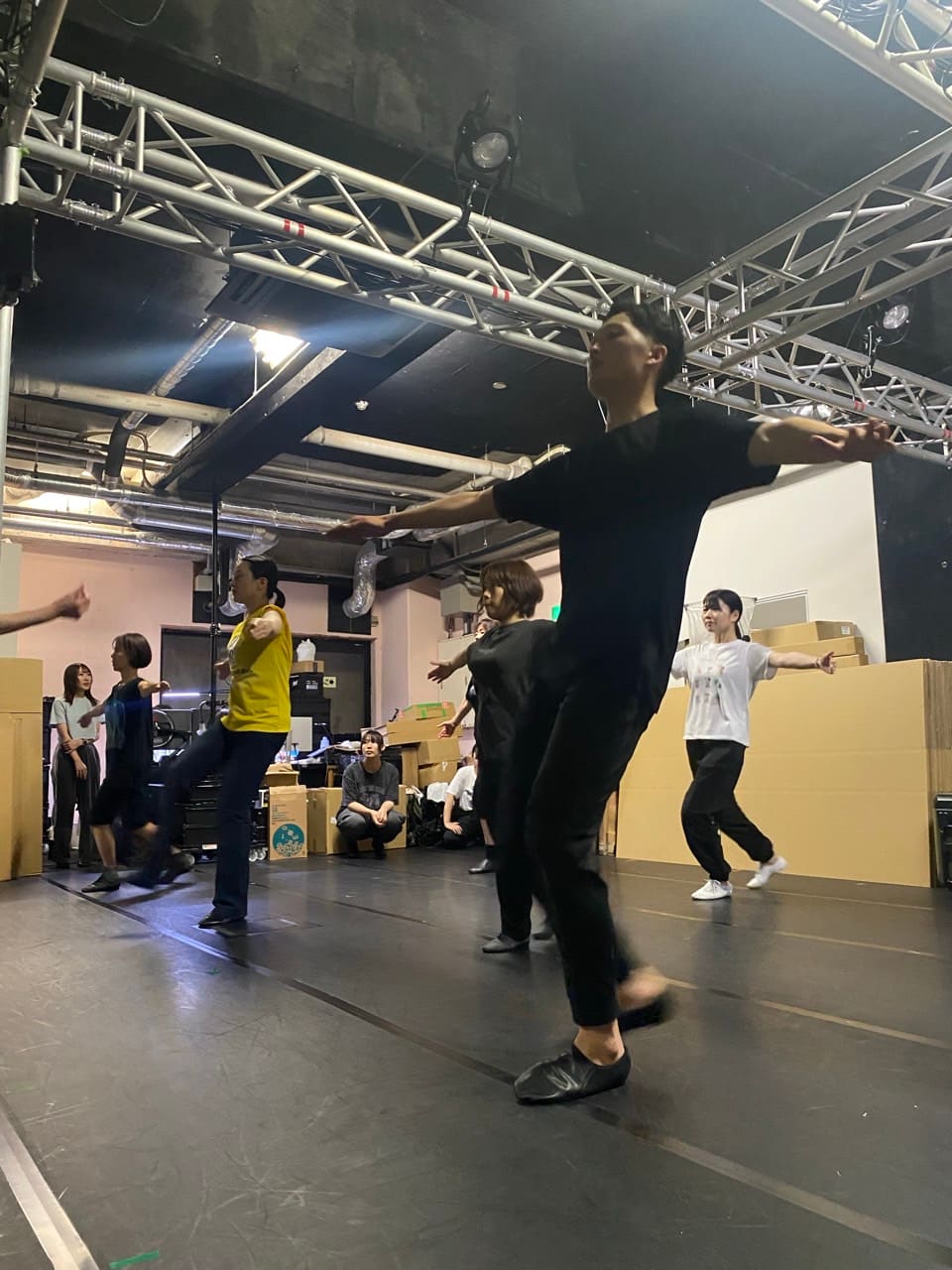 両腕を横に伸ばして踏み込む振りを、全員でさらうダンス稽古｜劇団カスタリア「清子と桃香」稽古