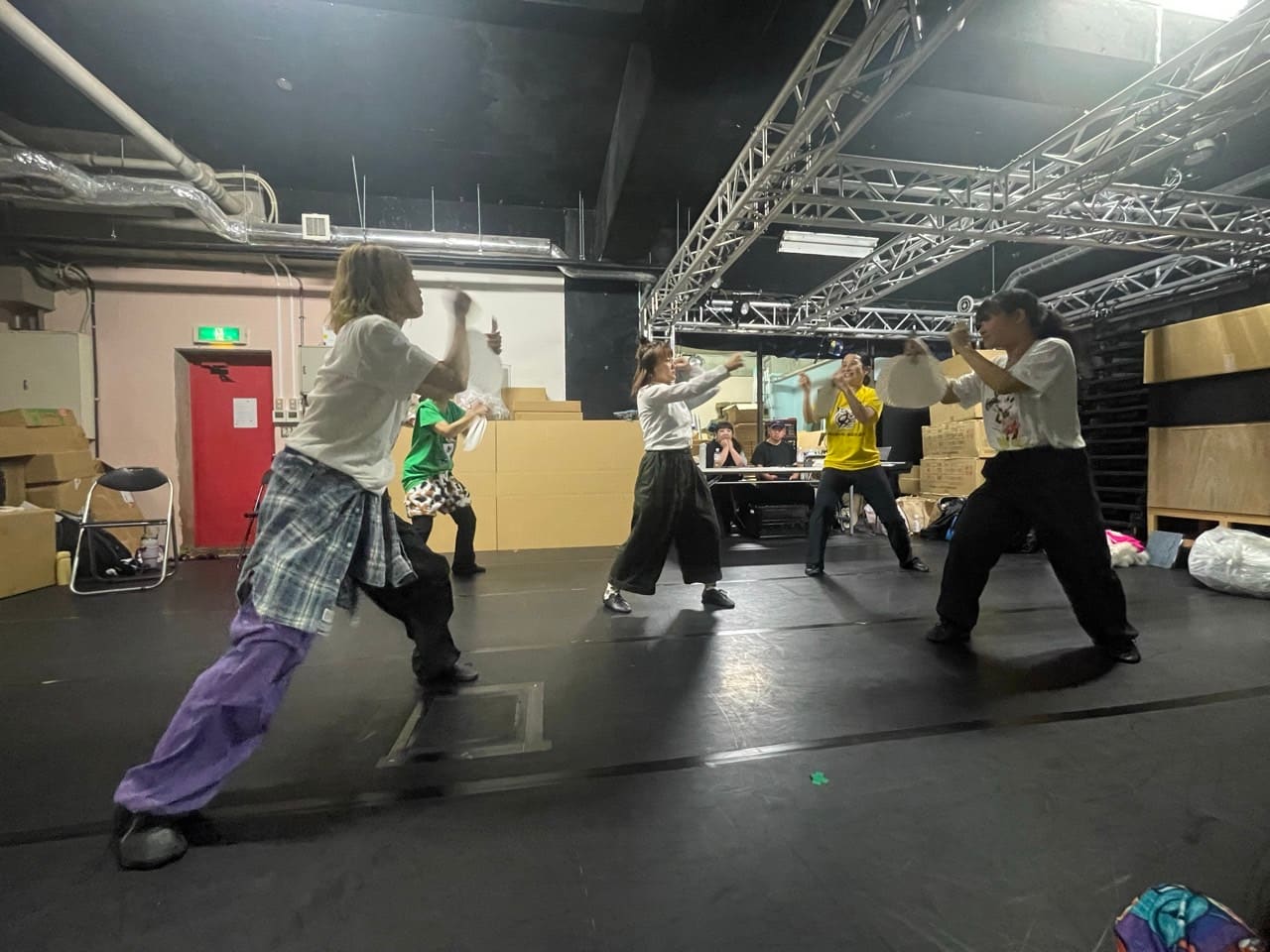 腕を振り上げる振付を、向かい合って踊る出演者たち｜劇団カスタリア「清子と桃香」振り付け稽古