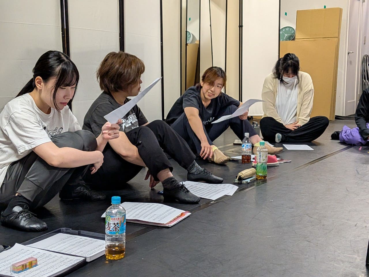 稽古場の床に楽譜を広げ、車座で音取りをする出演者たち｜劇団カスタリア「清子と桃香」歌の音取り