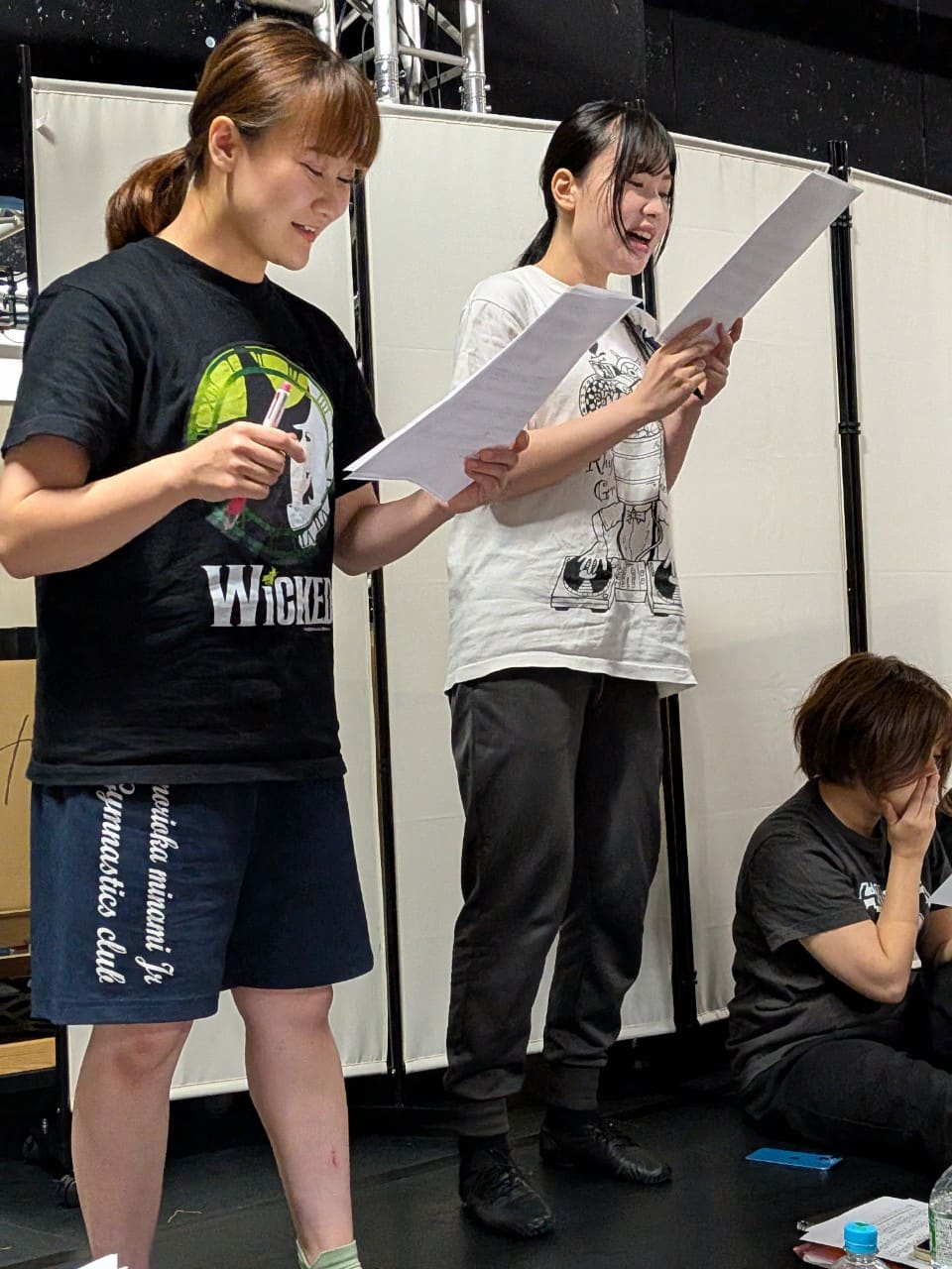 譜面を手に、ペンで音を追いながら声を出す出演者2人｜劇団カスタリア「清子と桃香」歌の音取り