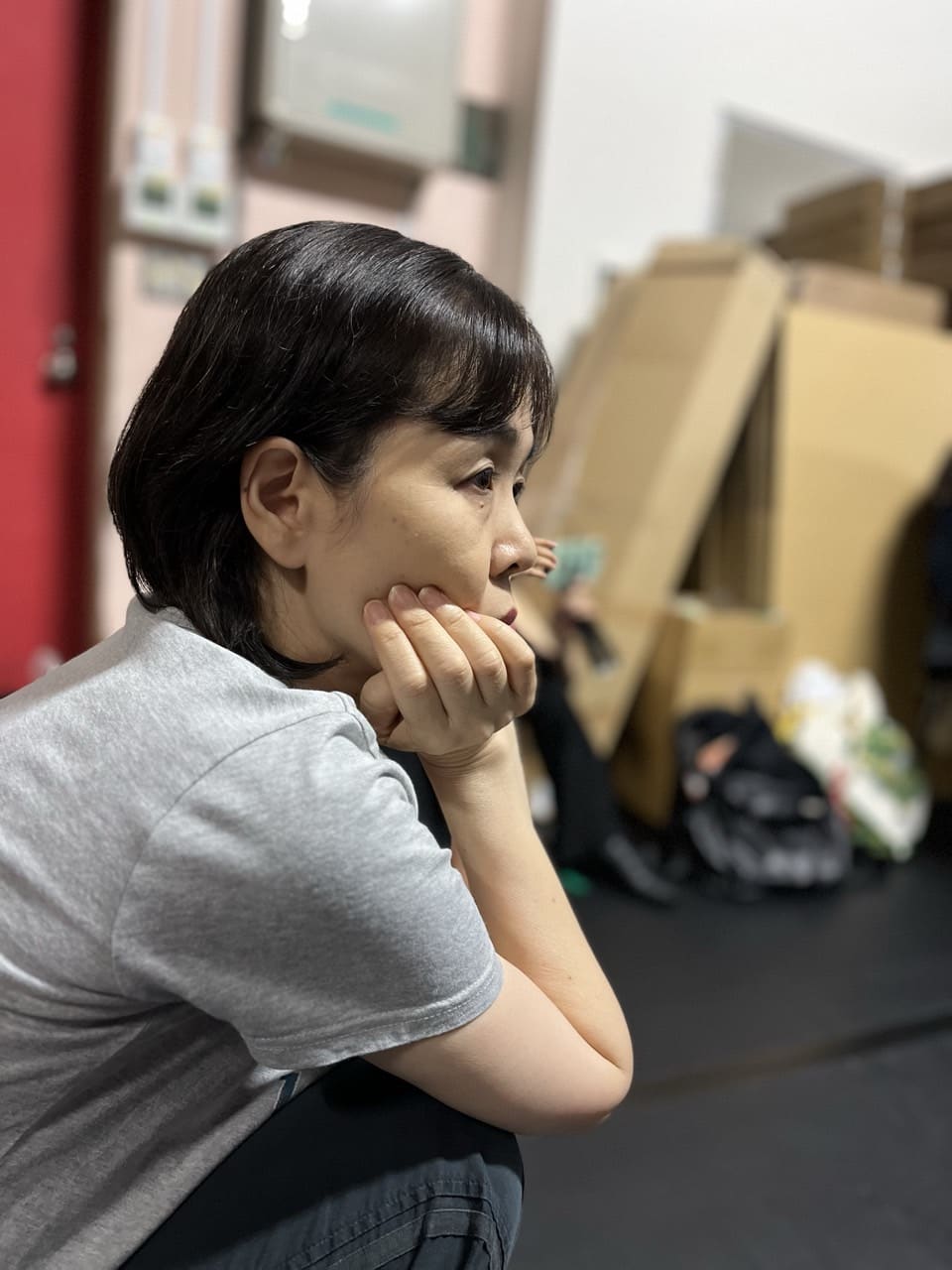 頬づえをついて舞台の仕上がりを見つめる出演者｜劇団カスタリア「清子と桃香」稽古