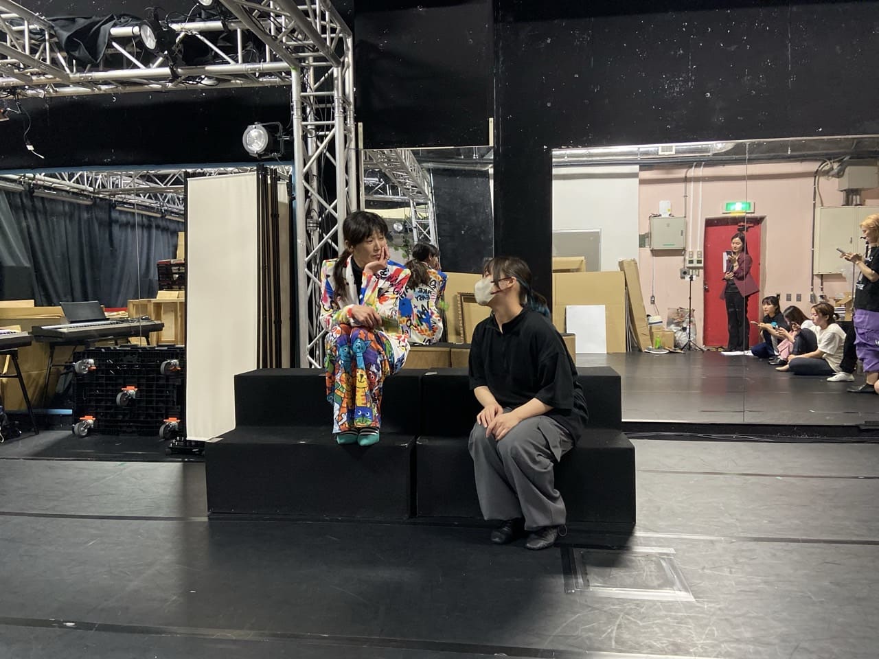黒い箱馬に腰かけて向き合う場面を演じる出演者2人|劇団カスタリア「清子と桃香」稽古