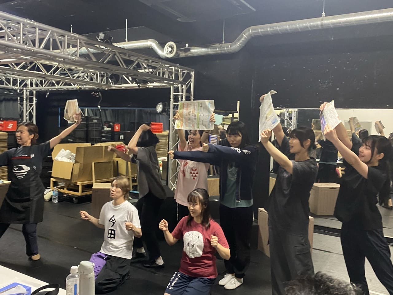 新聞紙を掲げ、全員でナンバーを踊る稽古風景｜劇団カスタリア「清子と桃香」稽古