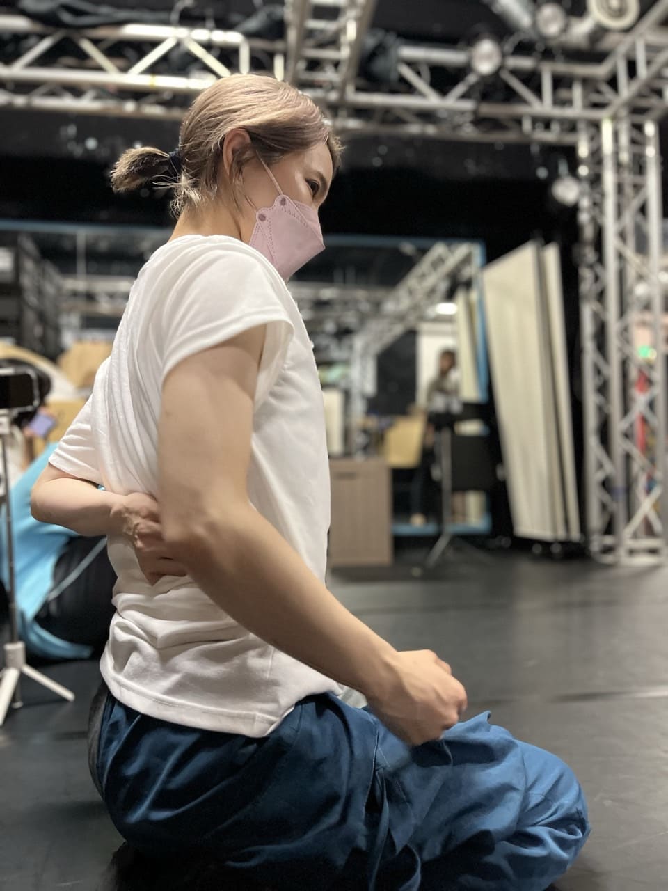床に膝をついて身体を捻る場面を演じる出演者｜劇団カスタリア「清子と桃香」稽古