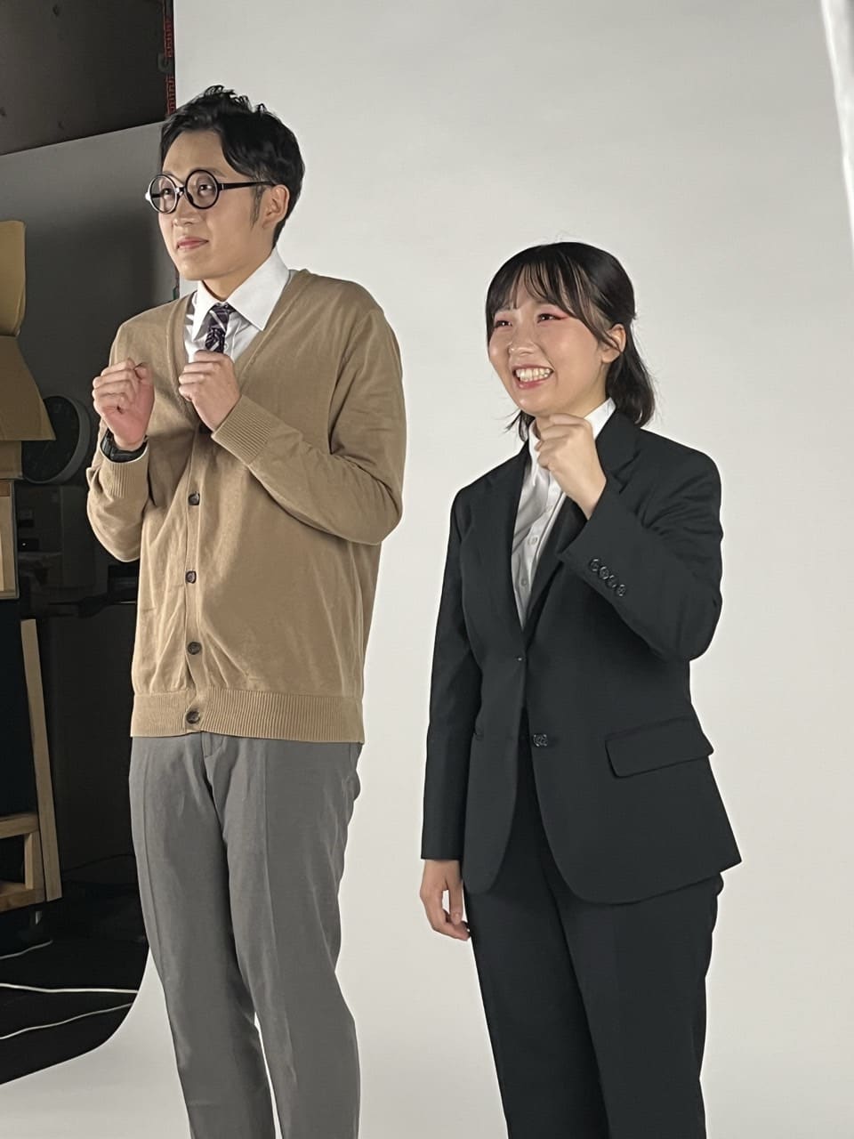 カーディガンとスーツの衣裳で並ぶ出演者2人|劇団カスタリア「清子と桃香」パンフレット撮影