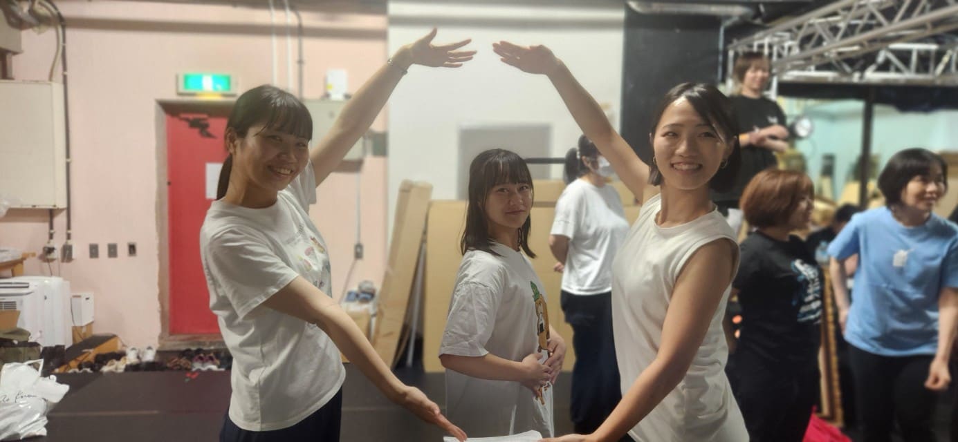 腕でアーチをつくるポーズを笑顔で決める出演者たち|劇団カスタリア「清子と桃香」ナンバー稽古