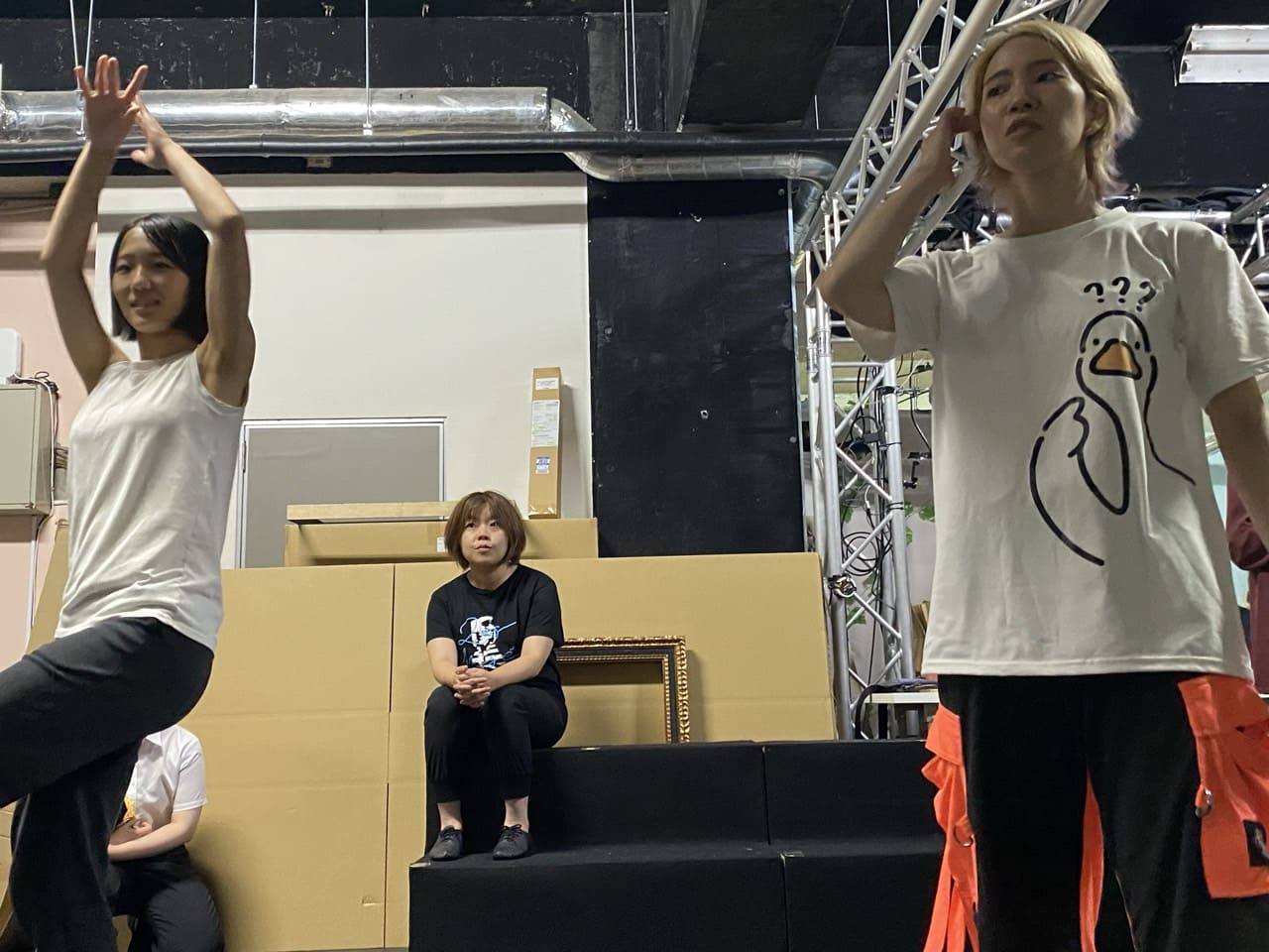 両腕を上げる振付を、鏡の前でさらう出演者たち|劇団カスタリア「清子と桃香」ナンバー稽古