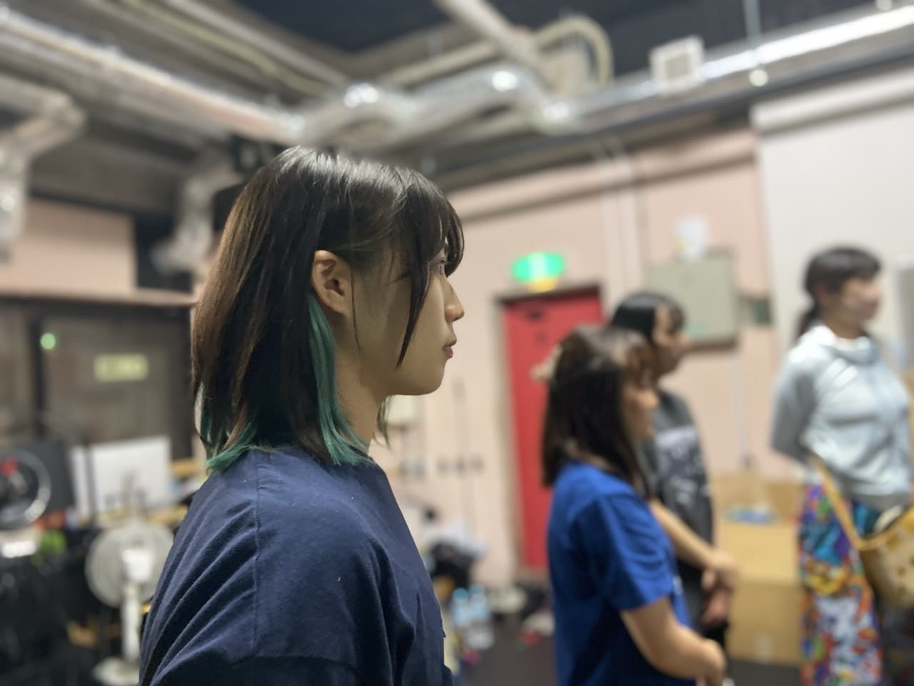 横顔で前を見据え、出番を待つ出演者たち|劇団カスタリア「清子と桃香」稽古