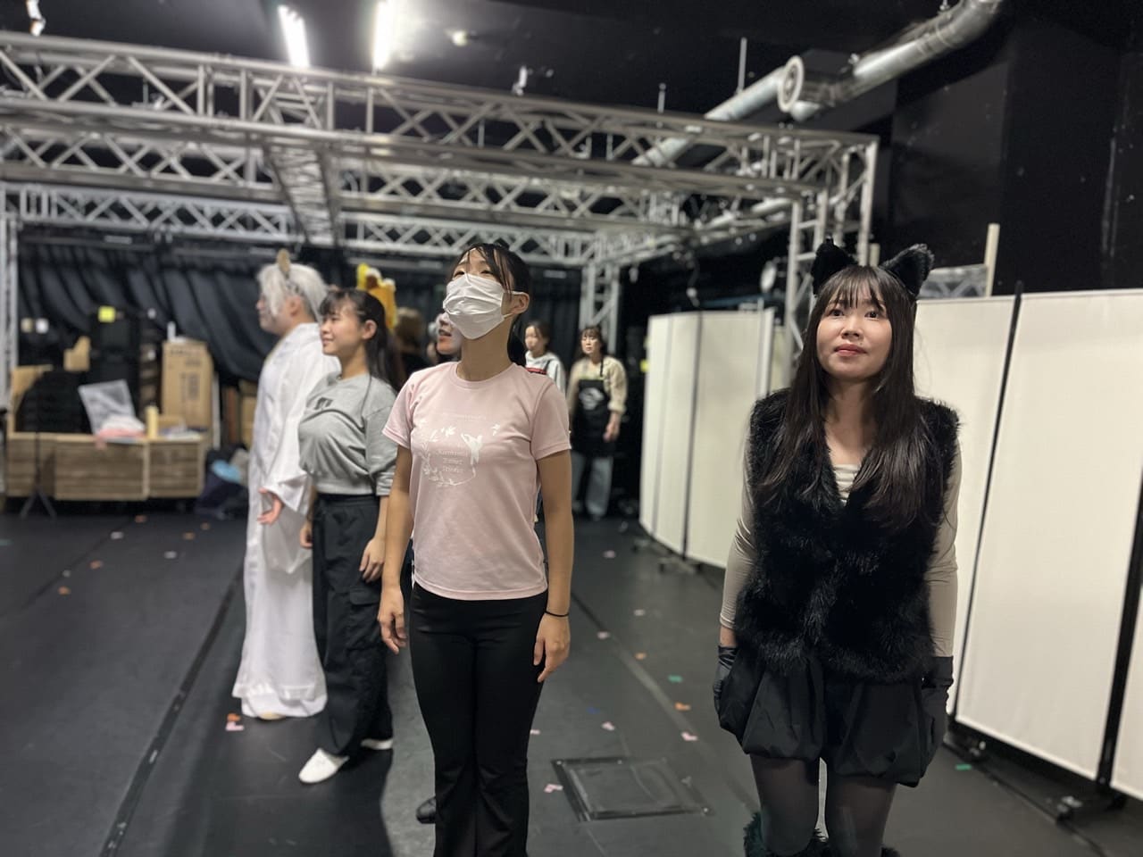 猫耳と衣裳をつけて出番を待つ出演者たち｜劇団カスタリア「清子と桃香」衣裳つき通し稽古