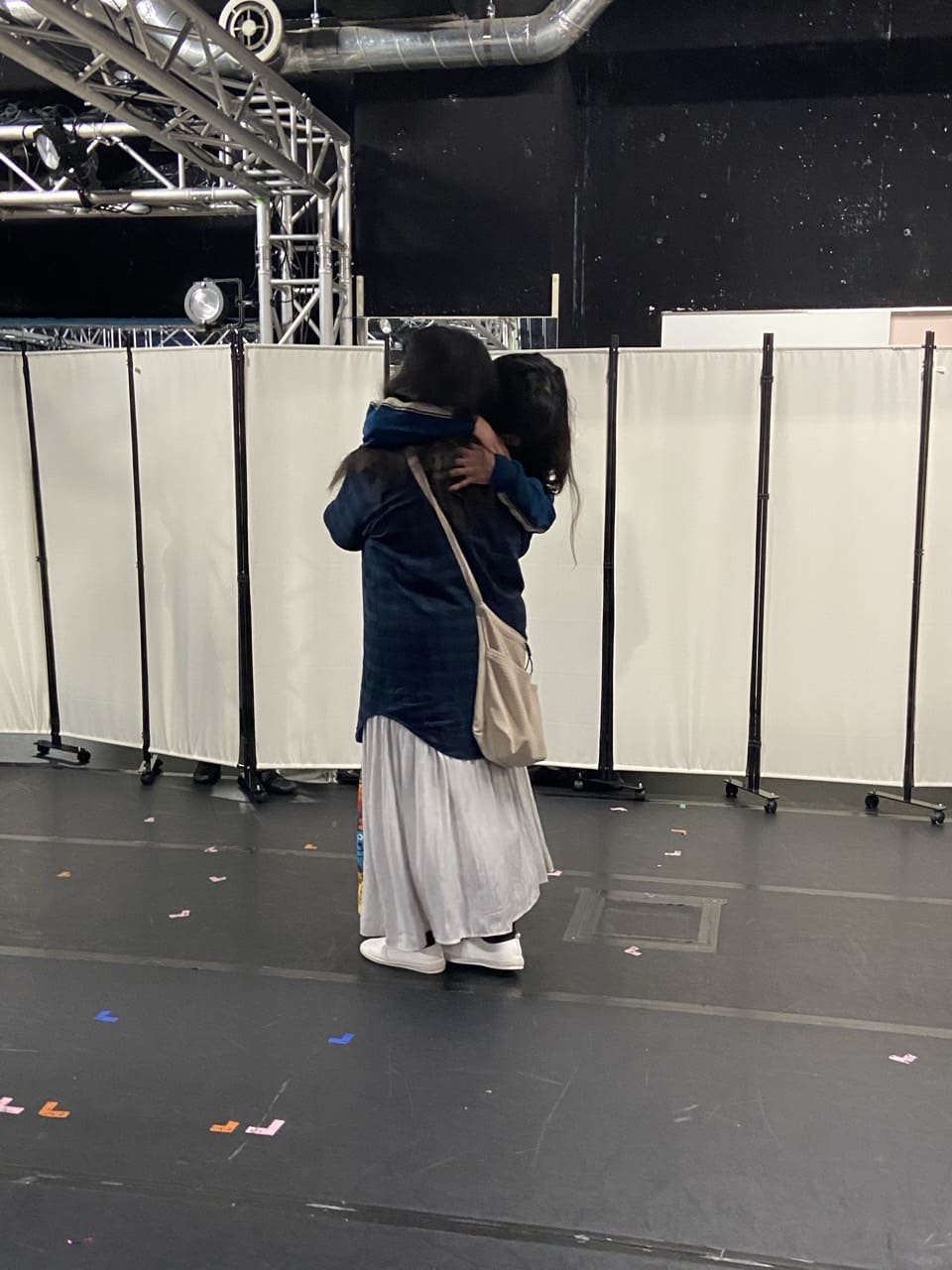抱き合う場面を演じる出演者2人｜劇団カスタリア「清子と桃香」全通し稽古