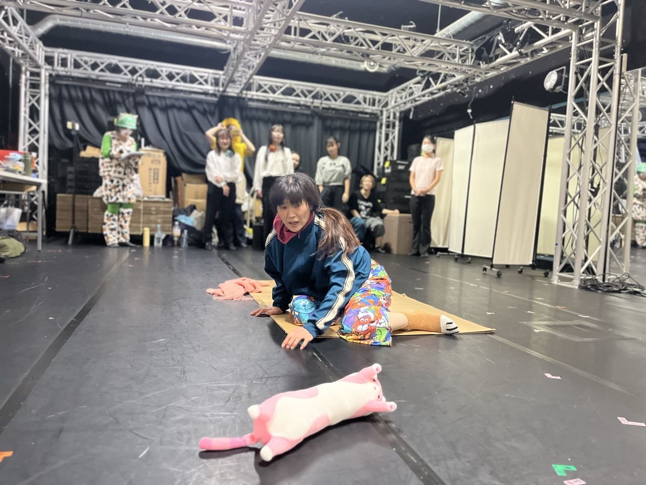 猫のぬいぐるみを前に、床に伏せて演じる出演者｜劇団カスタリア「清子と桃香」通し稽古