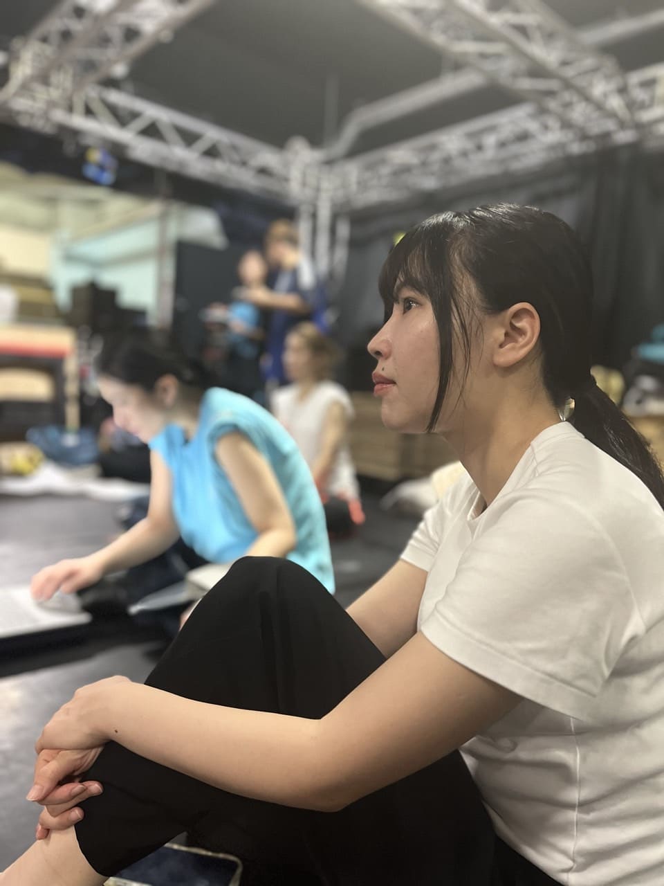 床に座り、真剣な表情で稽古を見つめる出演者|劇団カスタリア「清子と桃香」稽古