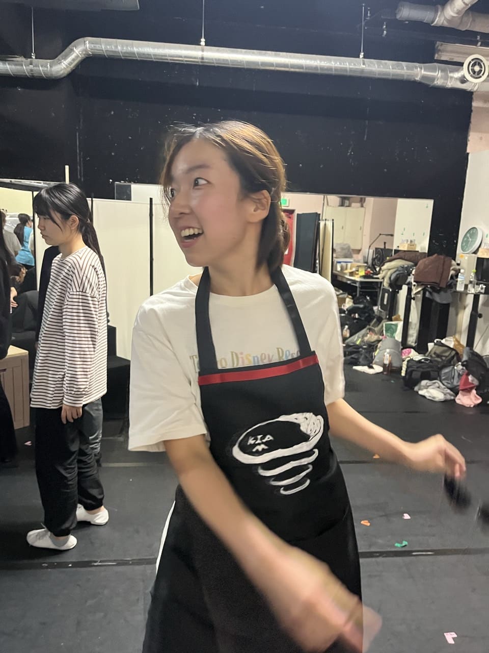 エプロン姿で笑顔で振り向く出演者｜劇団カスタリア「清子と桃香」全通し稽古