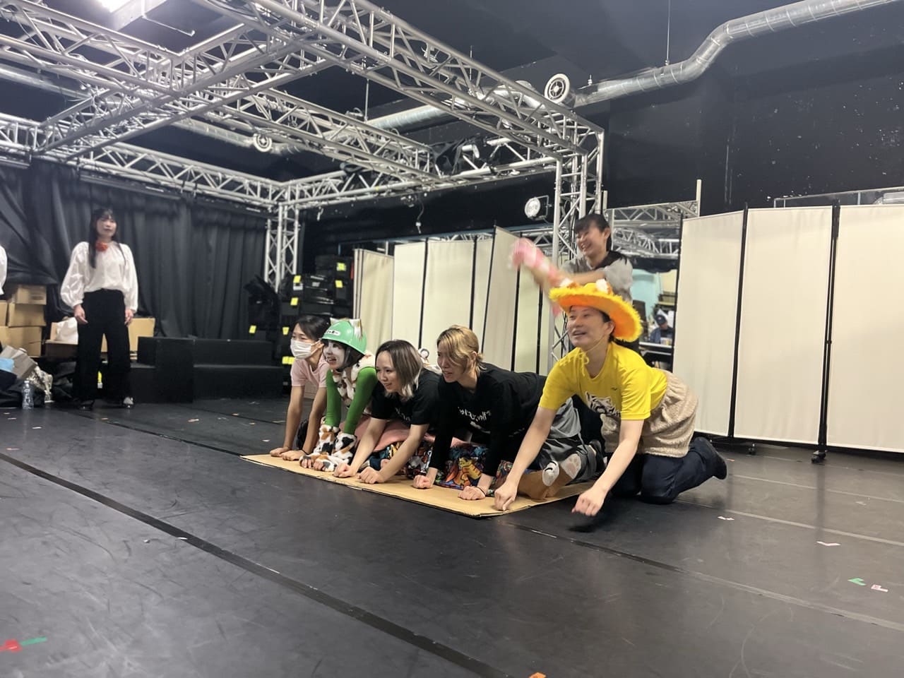 四つん這いに並んで猫を演じる出演者たち｜劇団カスタリア「清子と桃香」通し稽古