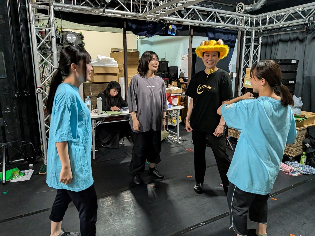 出番を待つ間、笑顔で言葉を交わす出演者たち|劇団カスタリア「清子と桃香」稽古