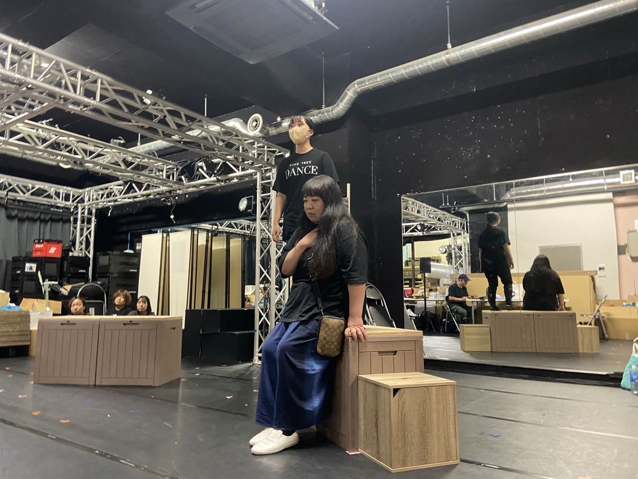 木箱の大道具に腰かけて演じる出演者2人|劇団カスタリア「清子と桃香」立ち稽古