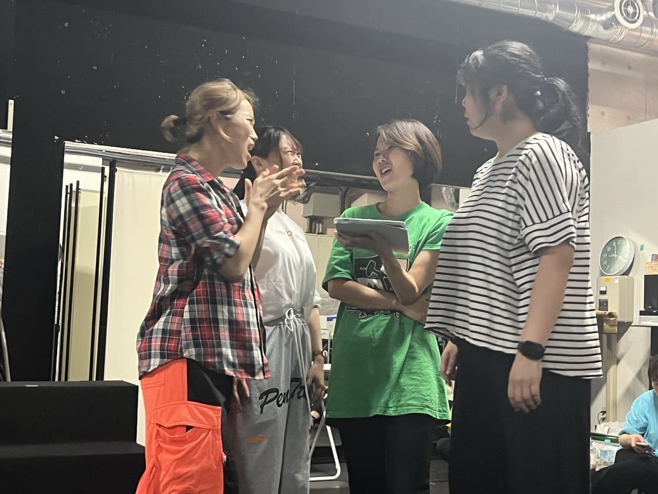 タブレットを手に、シーンの段取りを話し合う出演者たち|劇団カスタリア「清子と桃香」稽古