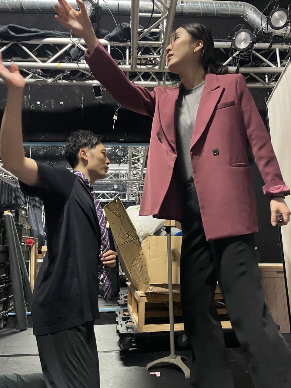 腕を高く上げる場面を、向かい合って演じる出演者2人|劇団カスタリア「清子と桃香」稽古