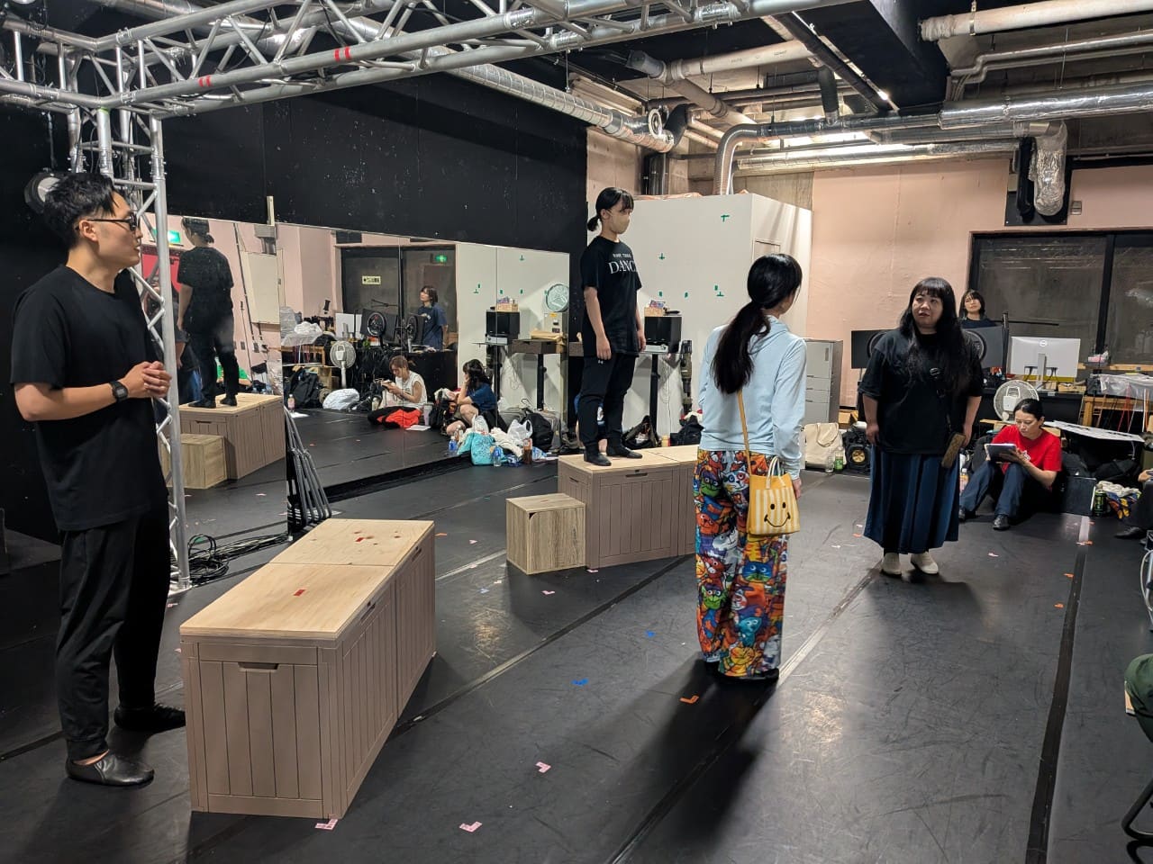 木箱を並べた舞台で立ち位置とバミリを確認する出演者たち|劇団カスタリア「清子と桃香」立ち稽古