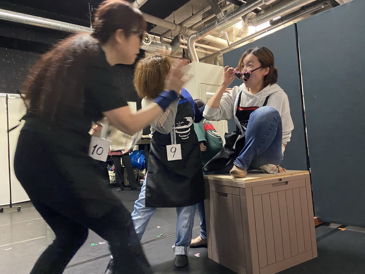 サングラスを構えるアルバイト3人組のゴシップ探しのポーズ|劇団カスタリア「清子と桃香」稽古