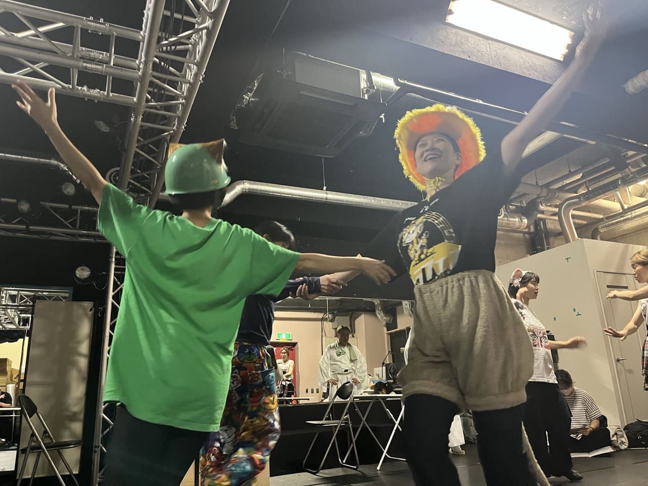 猫と神様の衣裳で腕を広げ、笑顔で踊る1幕のナンバー|劇団カスタリア「清子と桃香」稽古