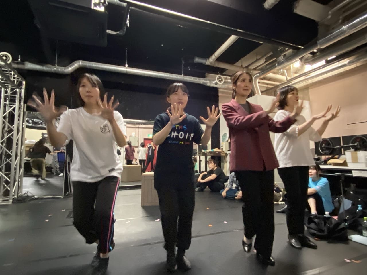 両手を顔の横で広げる振付を、横一列にそろえて踊る出演者たち|劇団カスタリア「清子と桃香」稽古