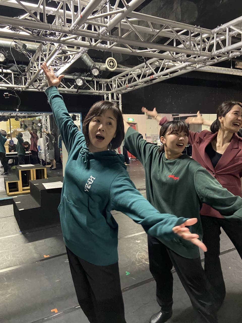 腕を斜めに伸ばして表情をつける振付を踊る出演者たち|劇団カスタリア「清子と桃香」稽古
