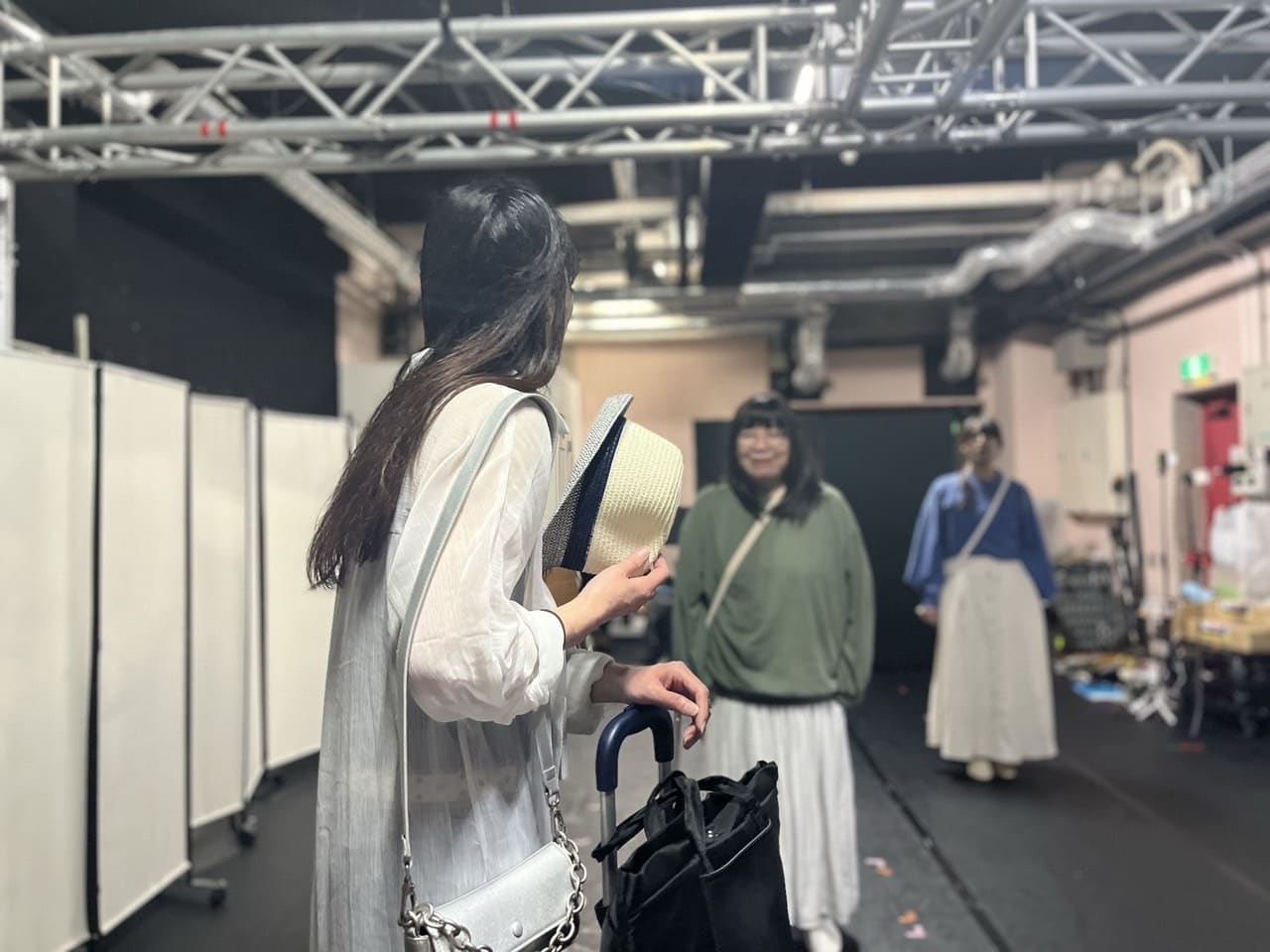 帽子と小道具を手に、早着替えの導線を確認する舞台裏|劇団カスタリア「清子と桃香」通し稽古