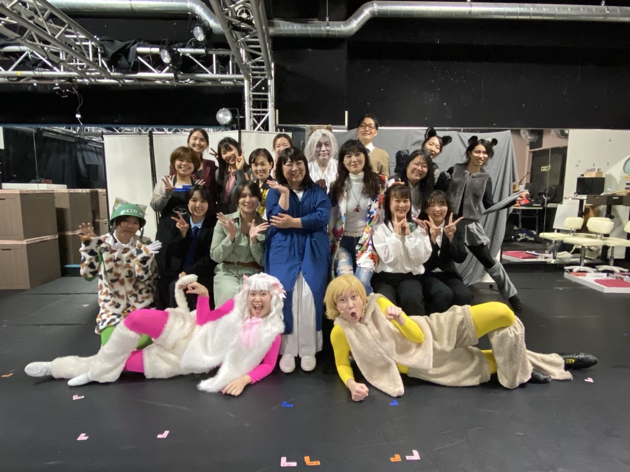 猫の衣裳を着た出演者を含む全員での記念撮影|劇団カスタリア「清子と桃香」最終稽古