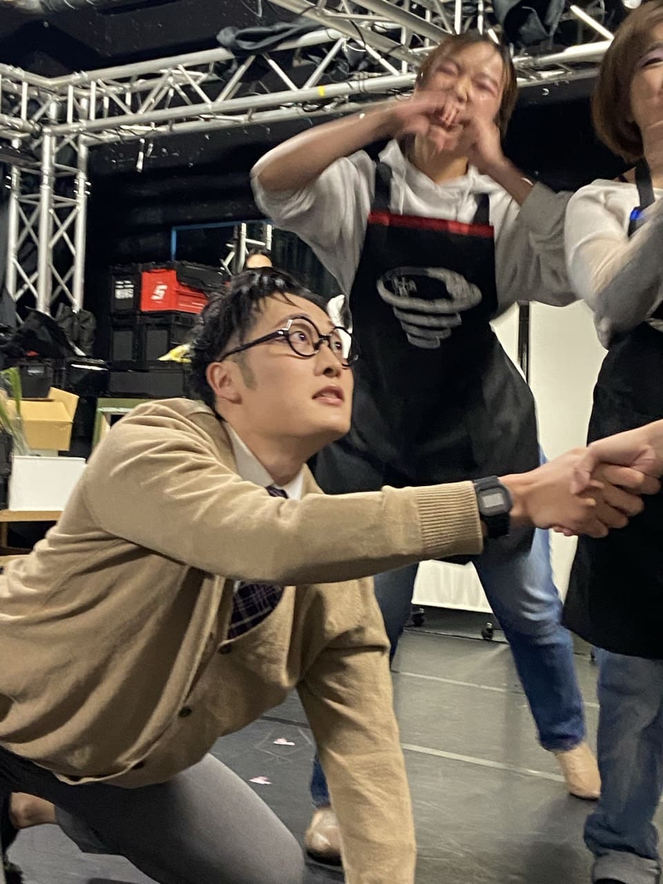 手を取り合う場面を、表情をつけて演じる出演者たち|劇団カスタリア「清子と桃香」抜き稽古