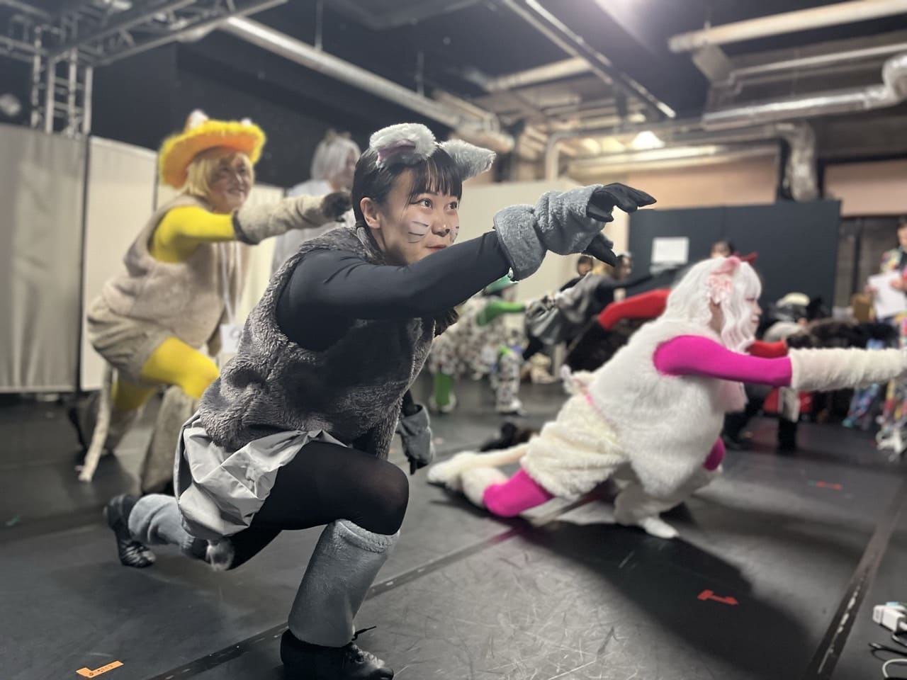 爪を立てて低く構える猫の戦いの踊り|劇団カスタリア「清子と桃香」稽古