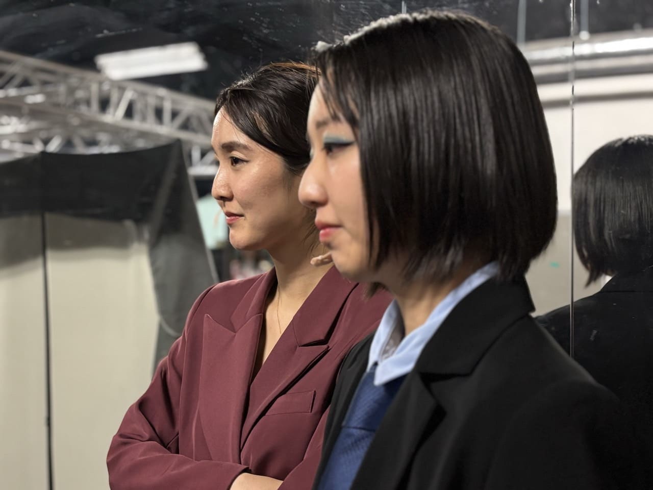 衣裳とメイクで出番を待つ出演者2人の横顔|劇団カスタリア「清子と桃香」通し稽古
