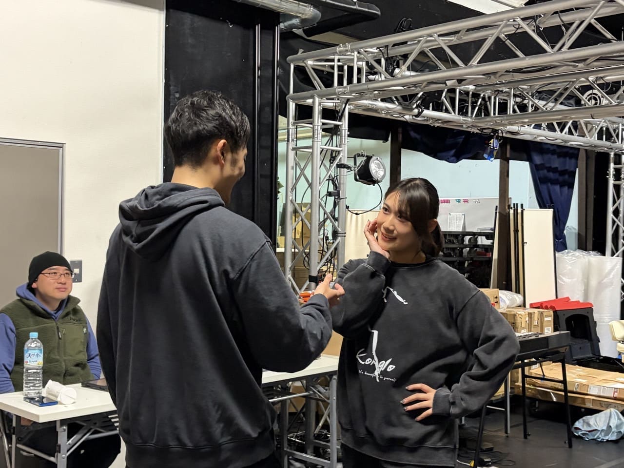 向かい合ってせりふのやり取りを試す団員2人｜劇団カスタリア 演技稽古