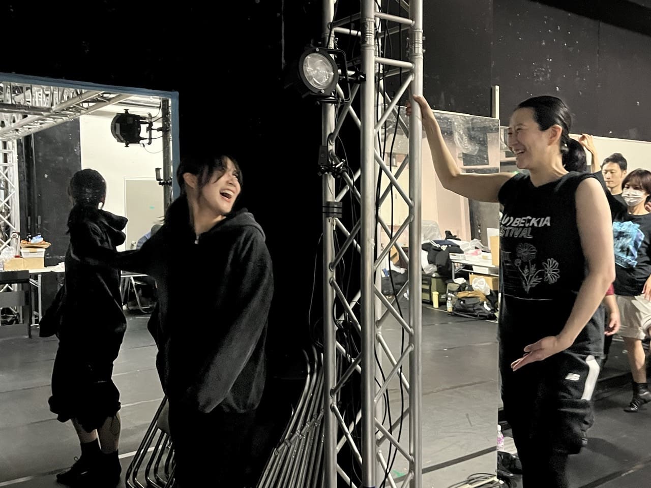 譜面を手に、ミュージカル作品の一場面を歌い演じる団員たち｜劇団カスタリア 歌とお芝居の稽古