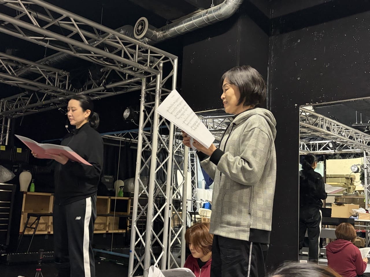 腕を大きく上げて跳ぶ振りを全員でそろえるダンスレッスン｜劇団カスタリア 年内最後の稽古