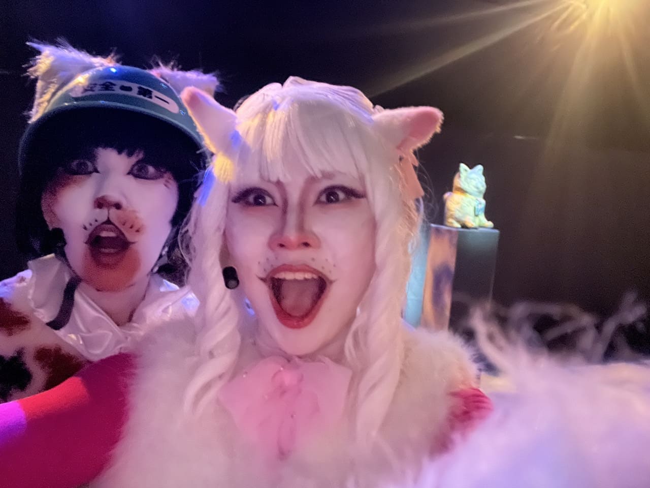 白猫と三毛猫のメイクと衣裳で舞台上から撮ったオフショット｜劇団カスタリア「清子と桃香」