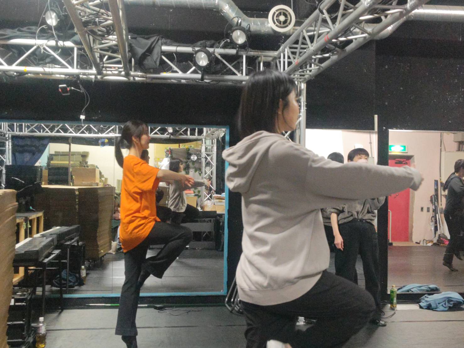 片脚を上げてピルエットの姿勢を練習する団員たち｜劇団カスタリア 年始のダンスレッスン