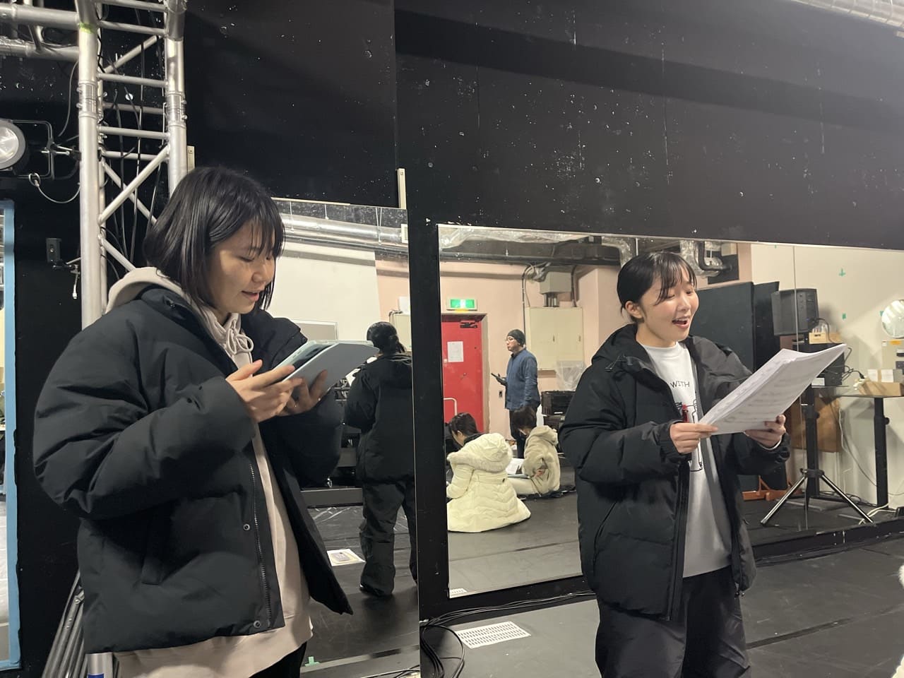 台本と譜面を手に、掛け合いを確かめながら歌う団員2人|劇団カスタリア 歌唱稽古