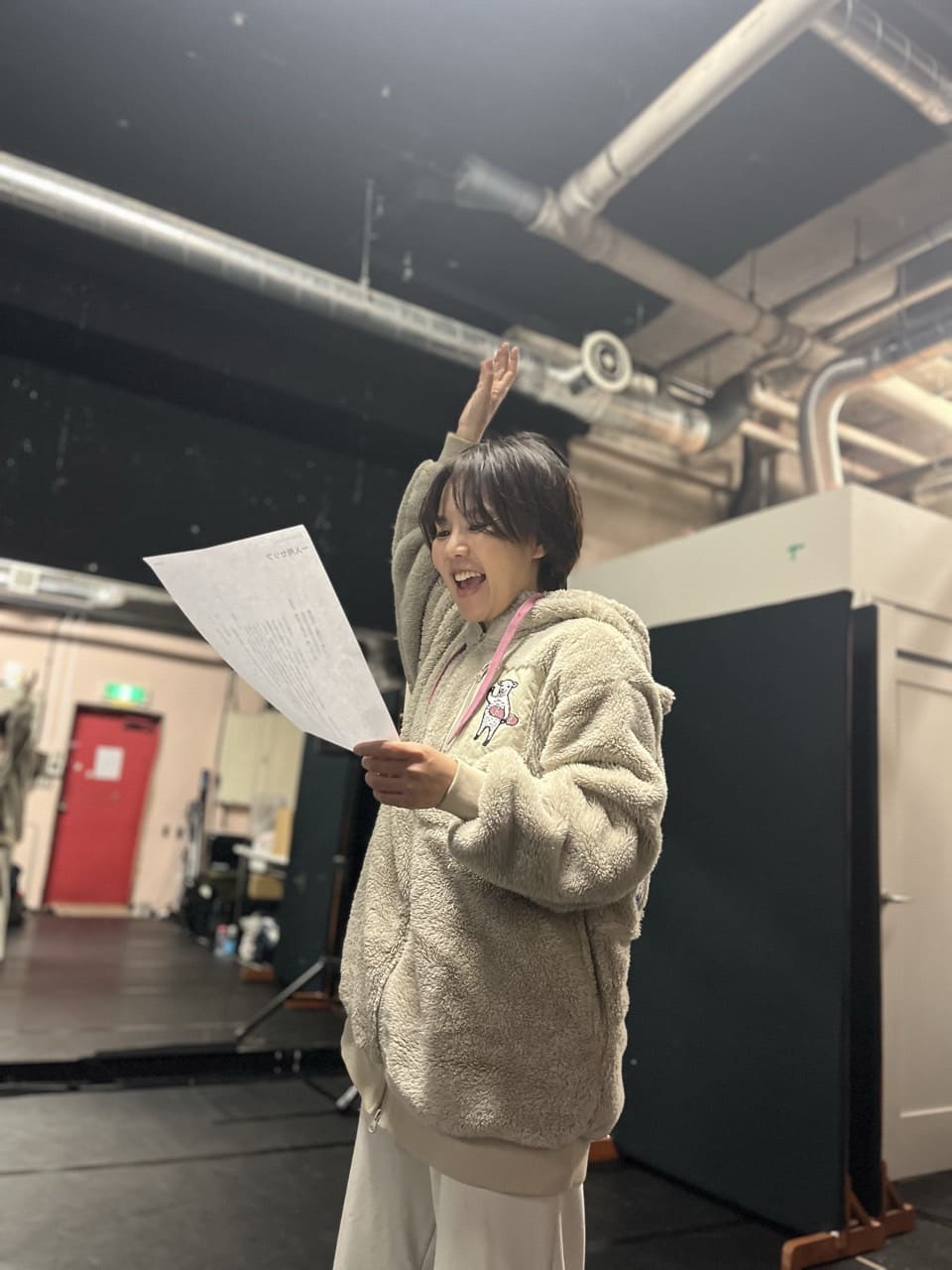 台本を手に片腕を上げ、表情豊かに一人芝居を演じる団員｜劇団カスタリア 演技稽古