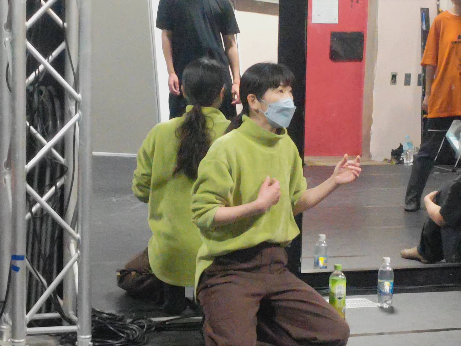 膝をついて手の表情まで演じる団員2人|劇団カスタリア 演技稽古