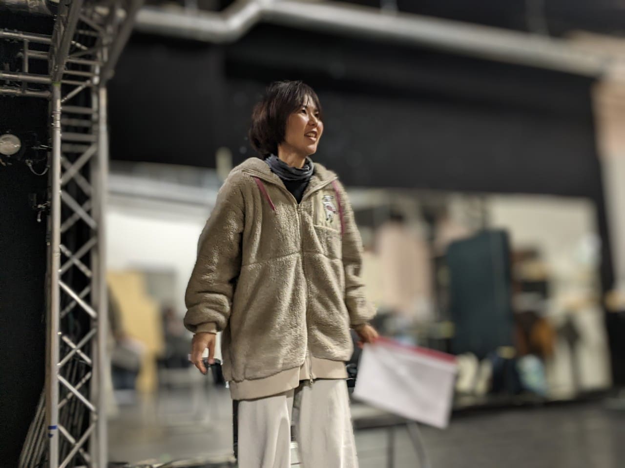 台本を手に、笑顔でせりふを語る団員|劇団カスタリア 演技稽古