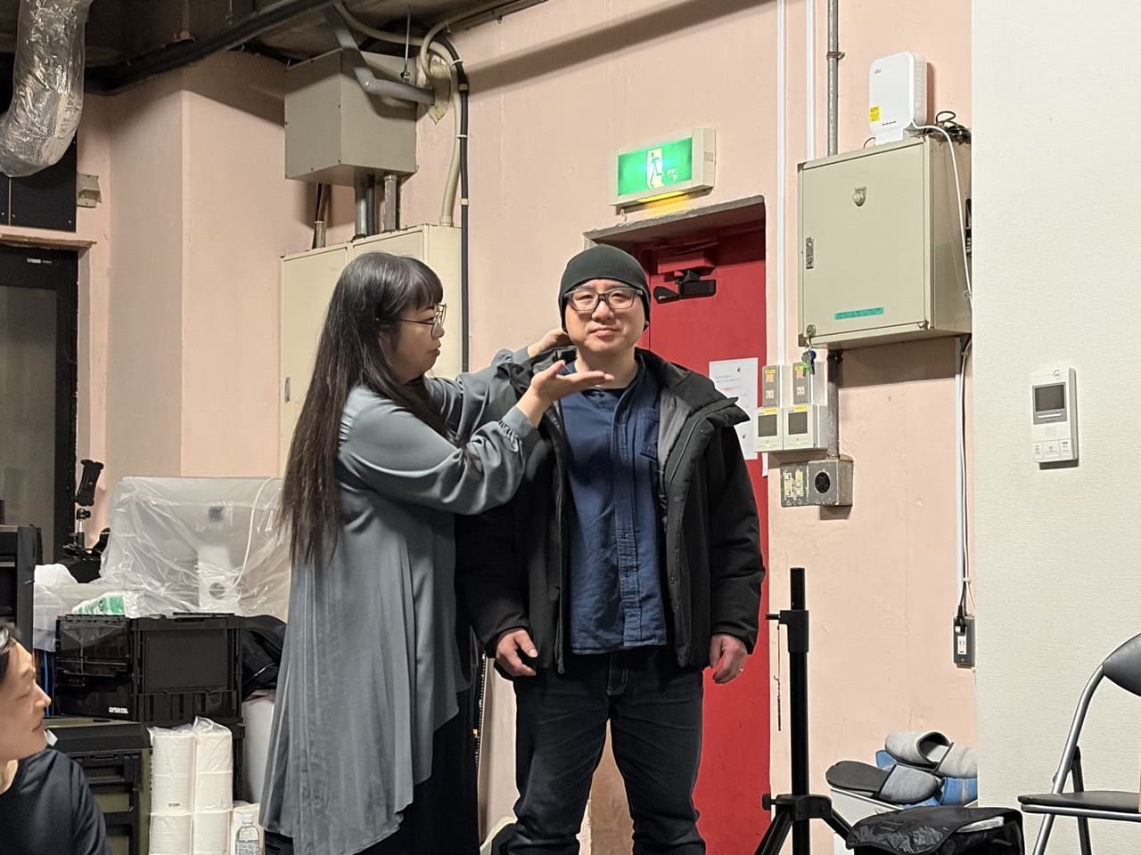 歌い手のあごの向きに手を添えて指導する講師|劇団カスタリア 歌唱稽古