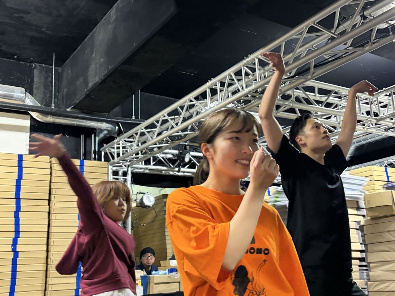 腕を上げる振りを、それぞれの角度で確かめながら踊る団員たち|劇団カスタリア ダンス基礎練