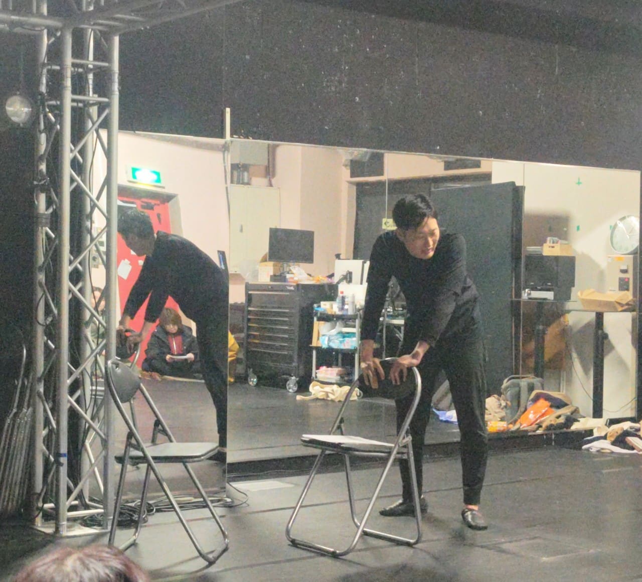 パイプ椅子を小道具に使って一人芝居を演じる団員｜劇団カスタリア 演技稽古
