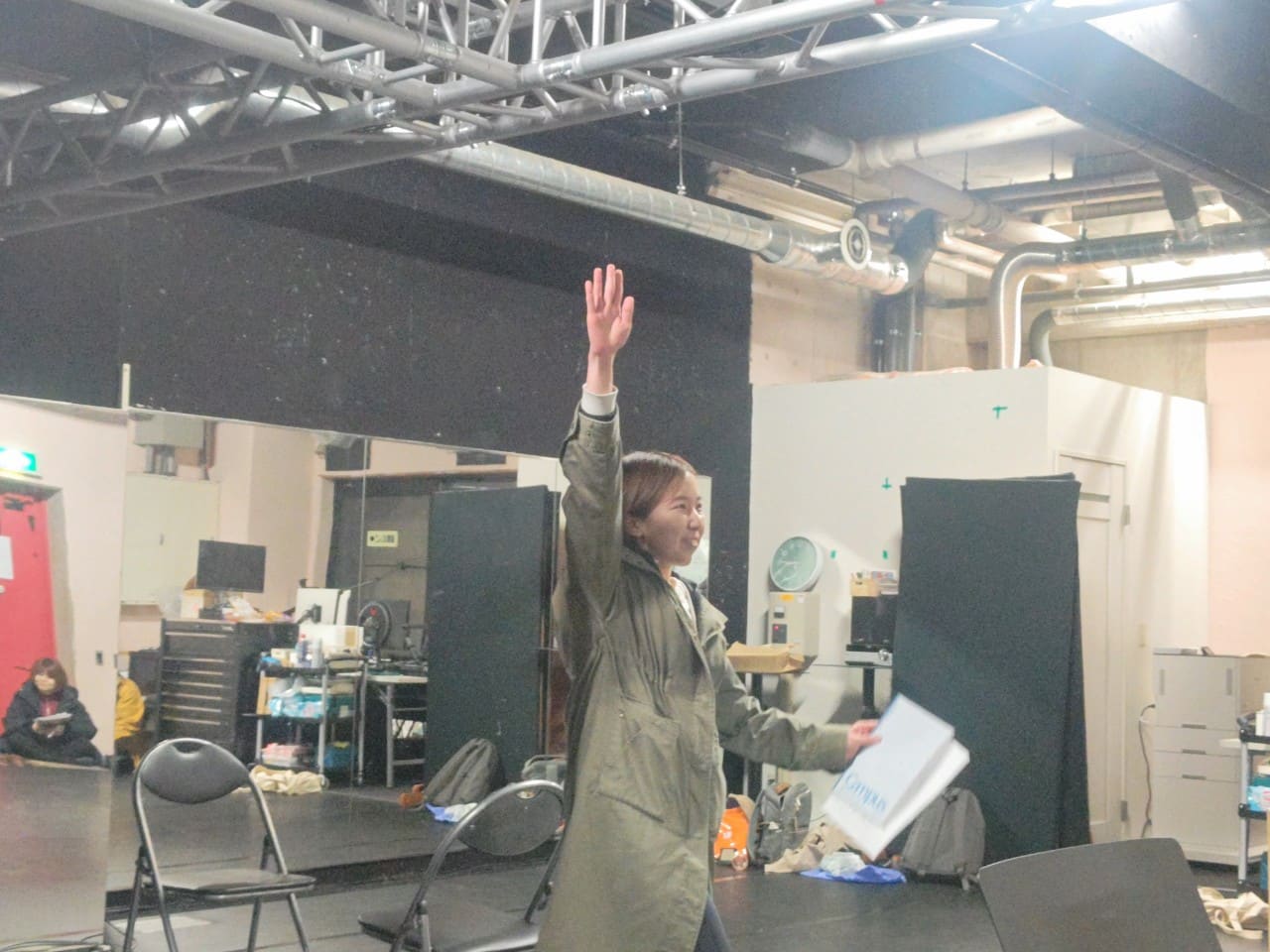 台本を手に片手を高く上げ、一人芝居を演じる団員｜劇団カスタリア 演技稽古