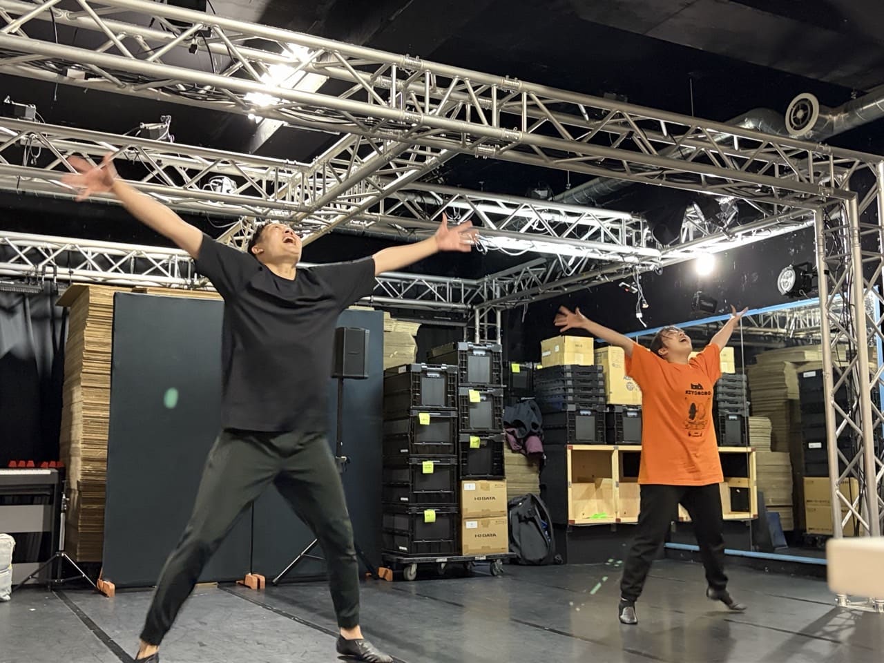 両腕を大きく開いて天井を見上げるポーズで踊る2人|劇団カスタリア 2026年オーディション ダンス審査