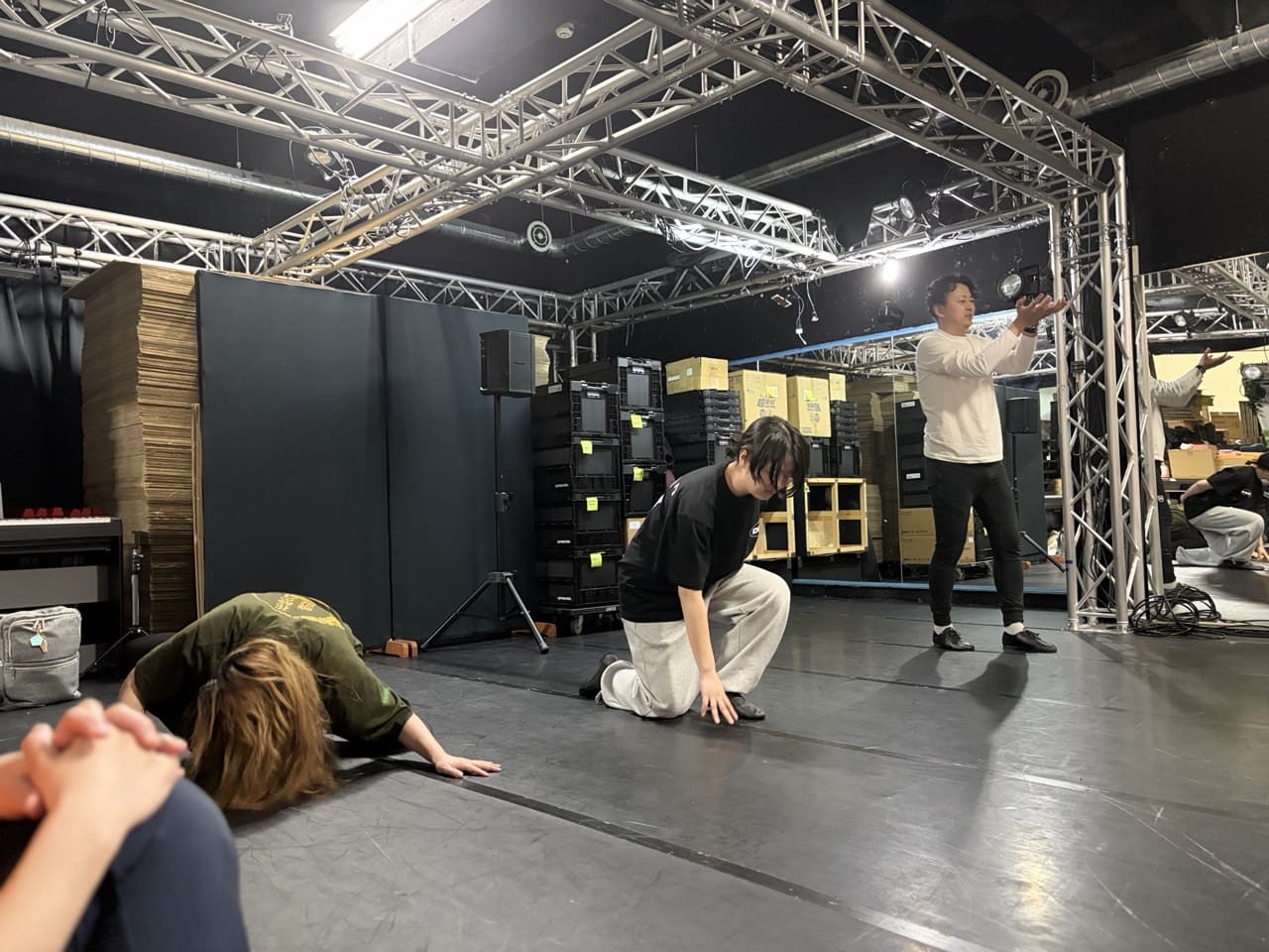 床に膝をつく振付を、講師の動きを真似して踊る参加者たち|劇団カスタリア 2026年オーディション ダンス審査