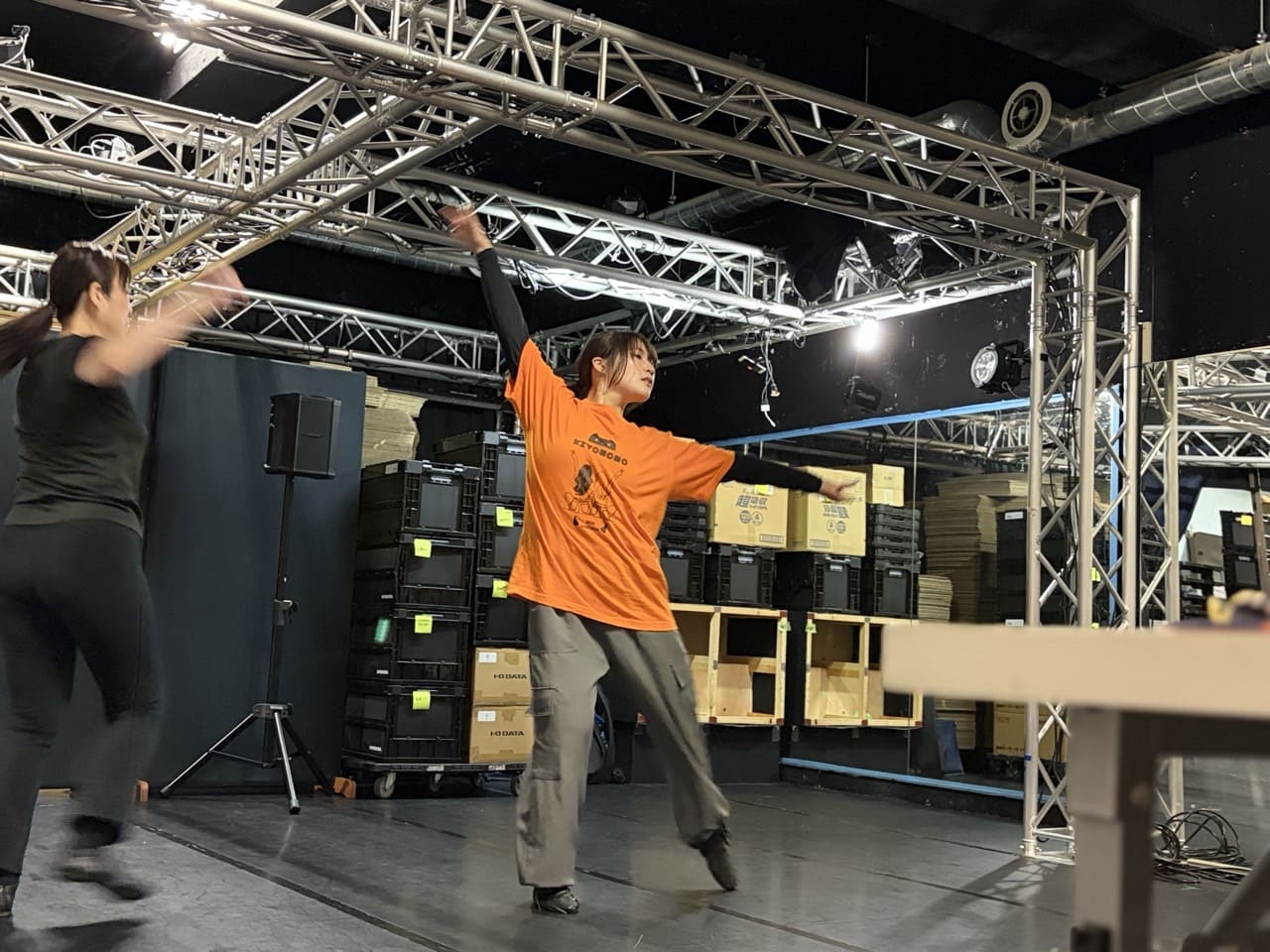 片腕を高く上げ、鏡の前でダンスを披露する参加者|劇団カスタリア 2026年オーディション ダンス審査